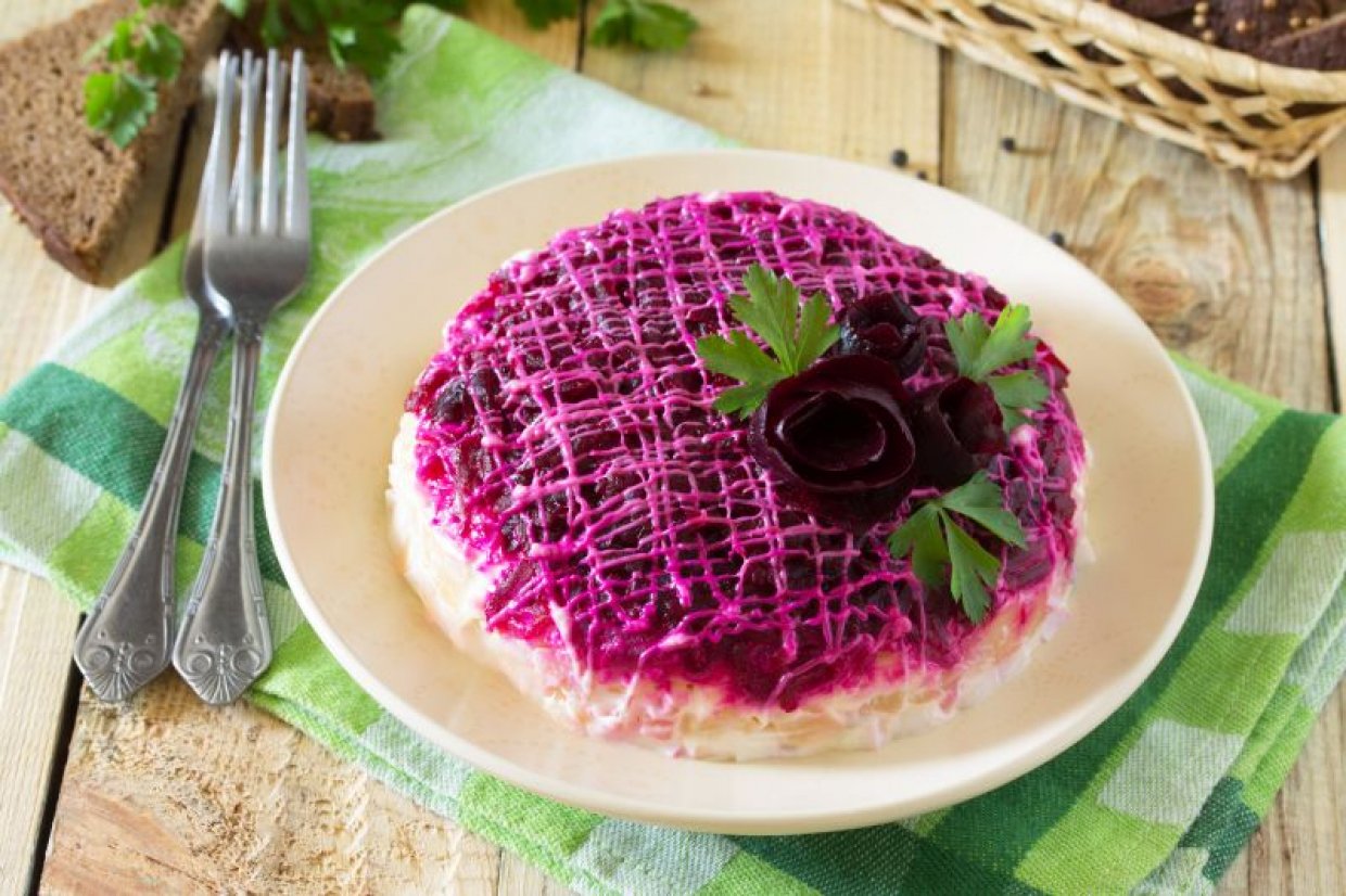 Селедка под шубой с оливками Селедка под шубой с оливками