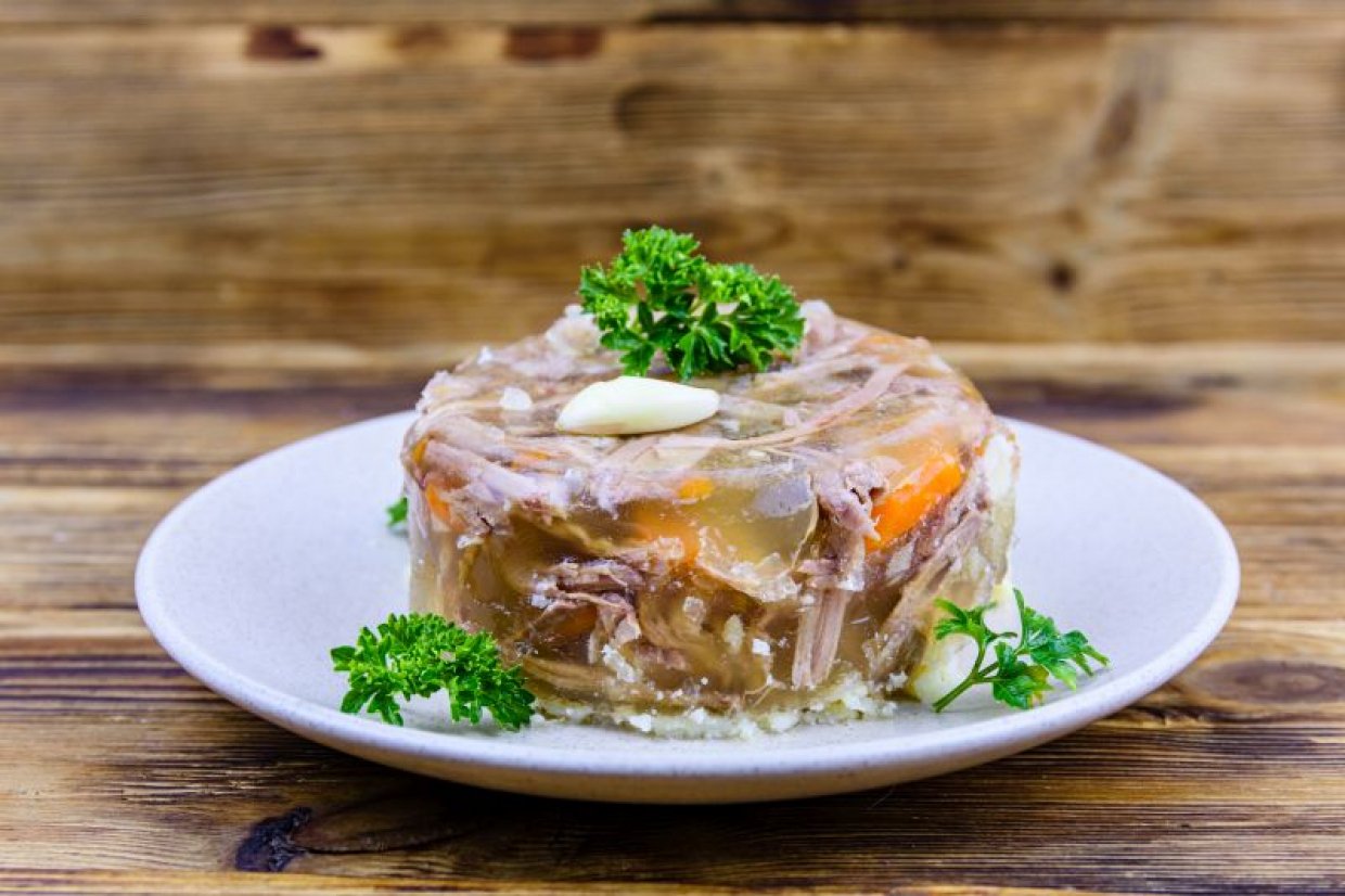 Холодец из свиных ушей и курицы Холодец из свиных ушей и курицы