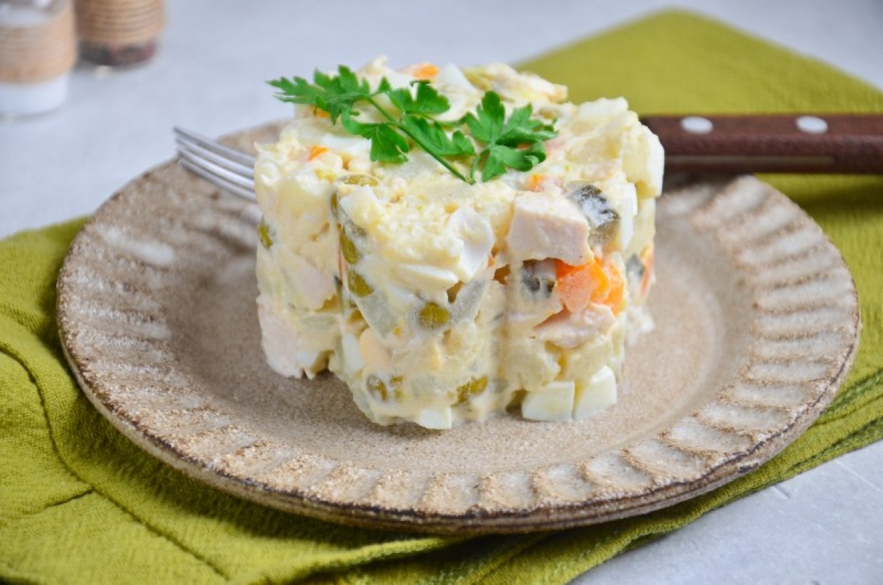 Салат «Оливье» с курицей Салат «Оливье» с курицей