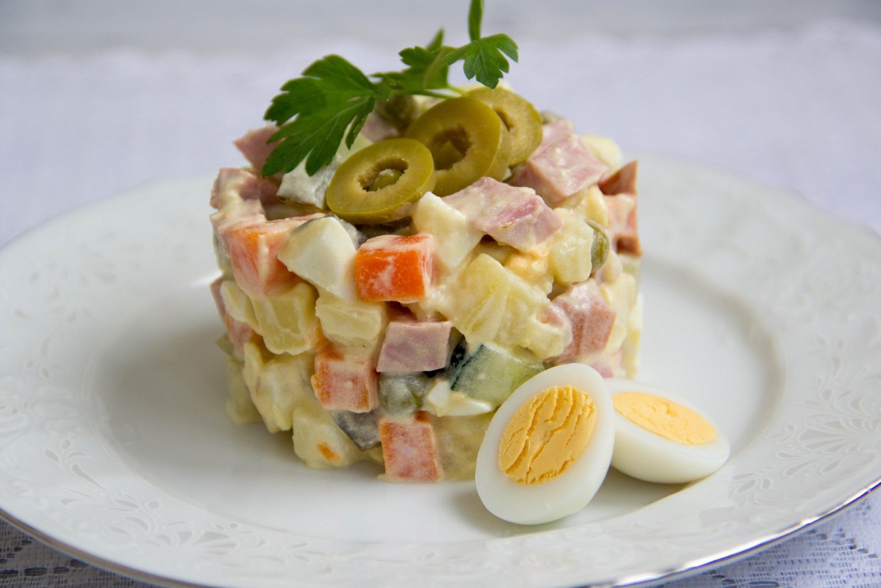 Оливье с докторской колбасой и перепелиными яйцами Оливье с докторской колбасой и перепелиными яйцами