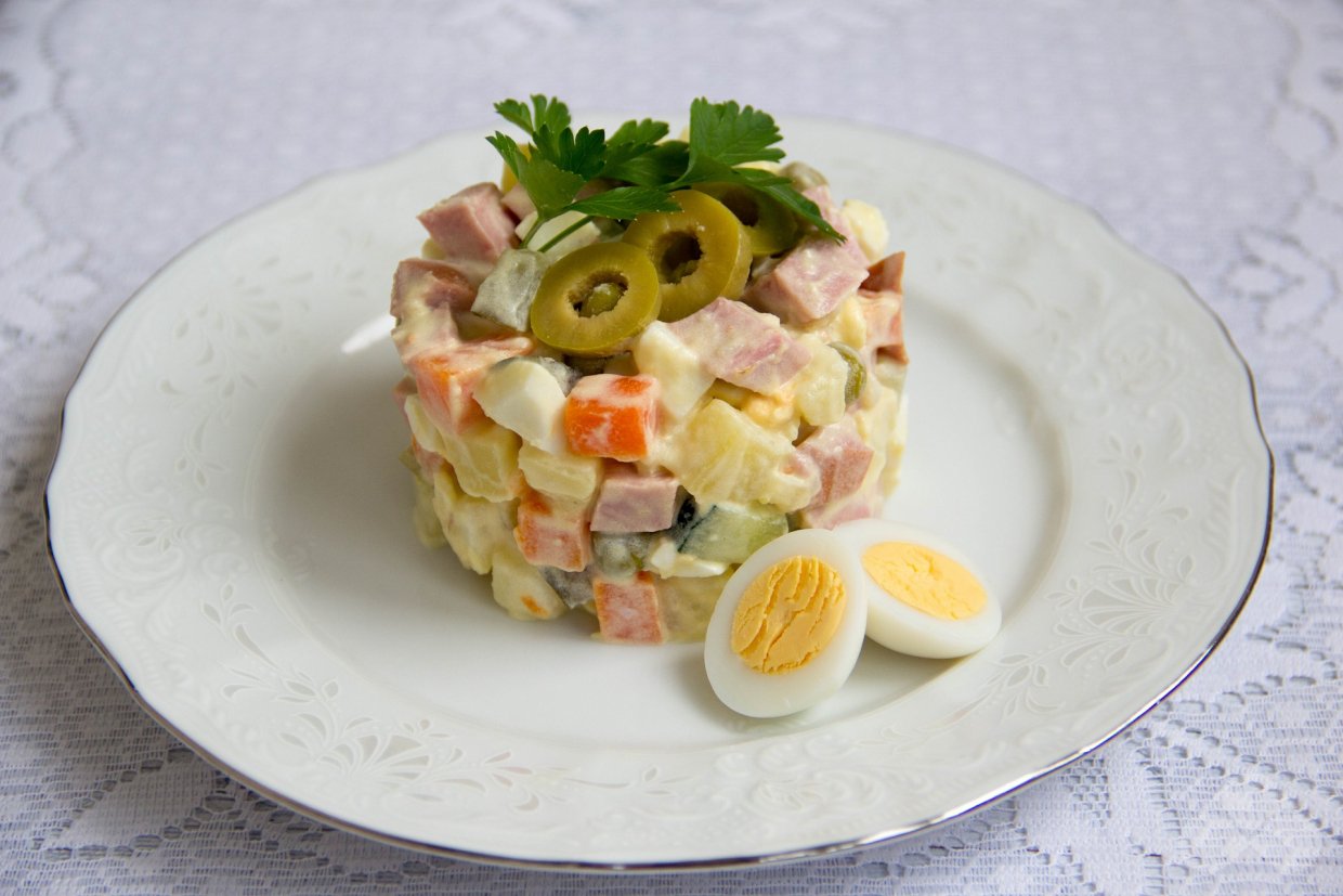 Оливье с докторской колбасой и перепелиными яйцами – фото приготовления рецепта, шаг 6