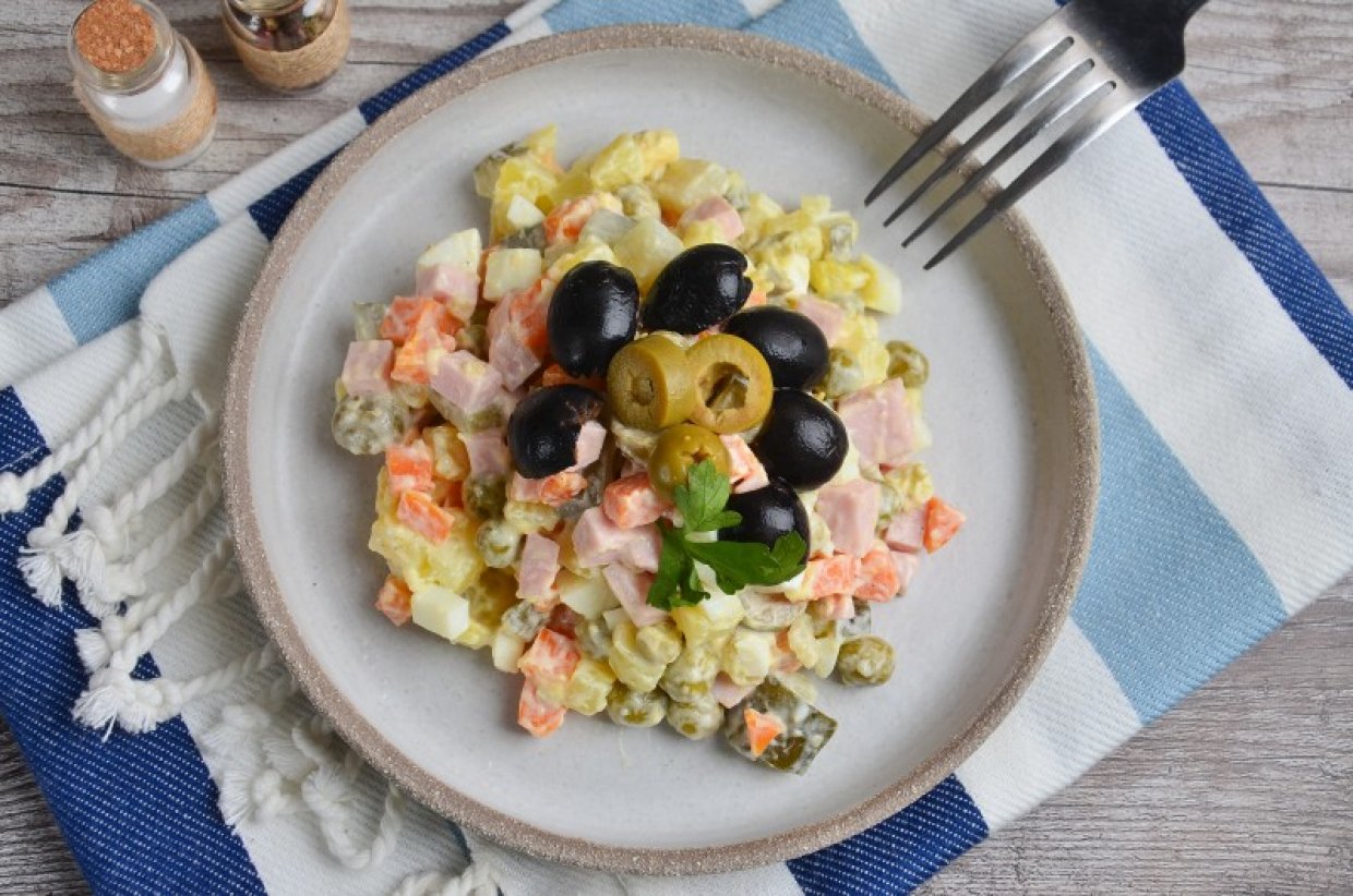 Оливье с вареной колбасой, оливками и маслинами Оливье с вареной колбасой, оливками и маслинами