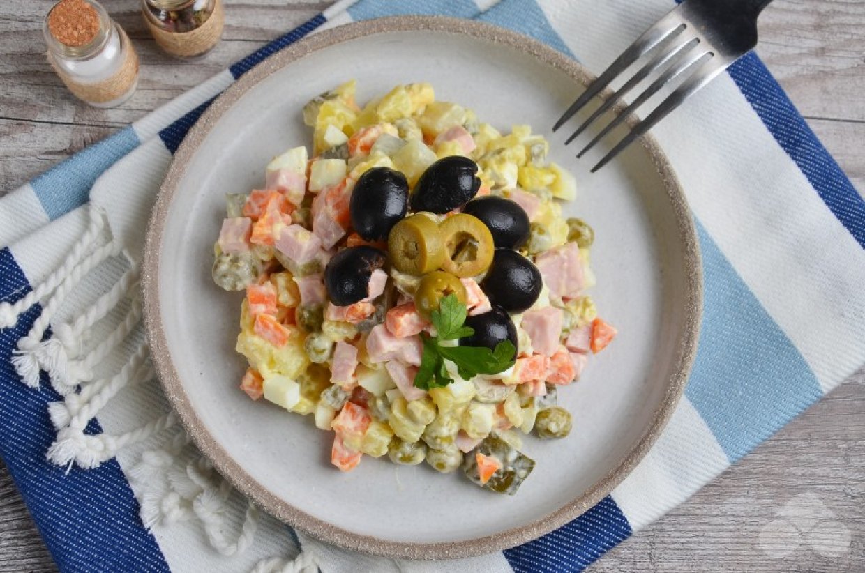 Оливье с вареной колбасой, оливками и маслинами