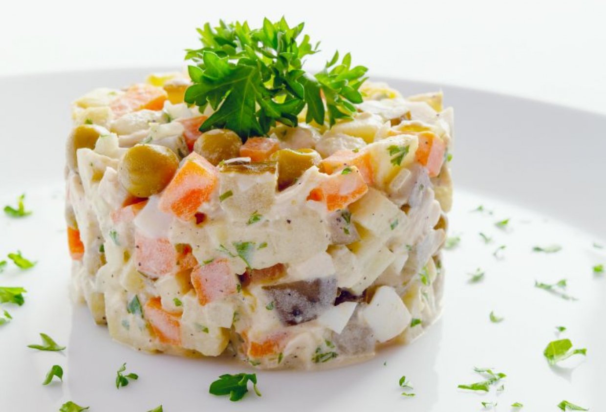 Оливье с говядиной и маринованными шампиньонами Оливье с говядиной и маринованными шампиньонами