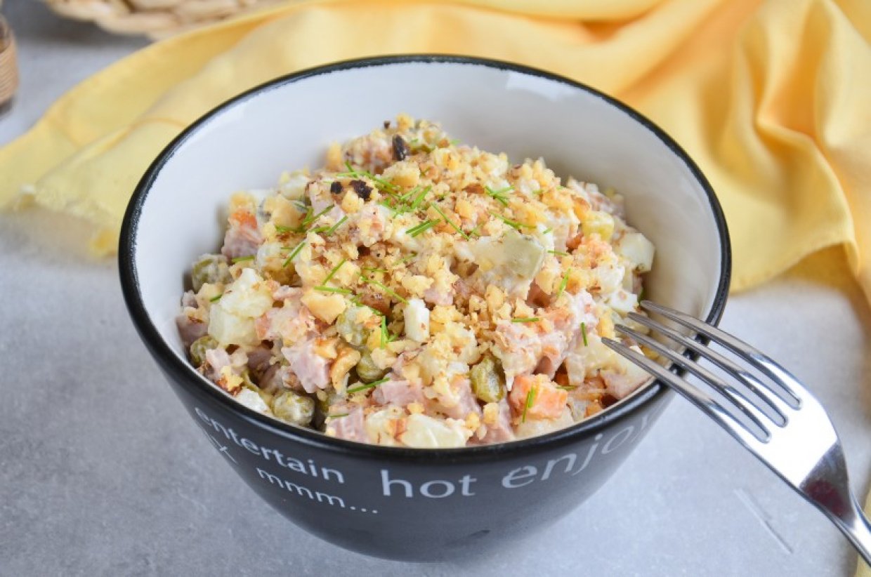 Оливье с копченой курицей и грецкими орехами Оливье с копченой курицей и грецкими орехами