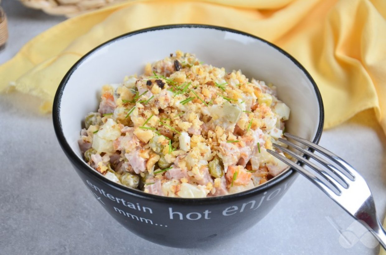 Оливье с копченой курицей и грецкими орехами