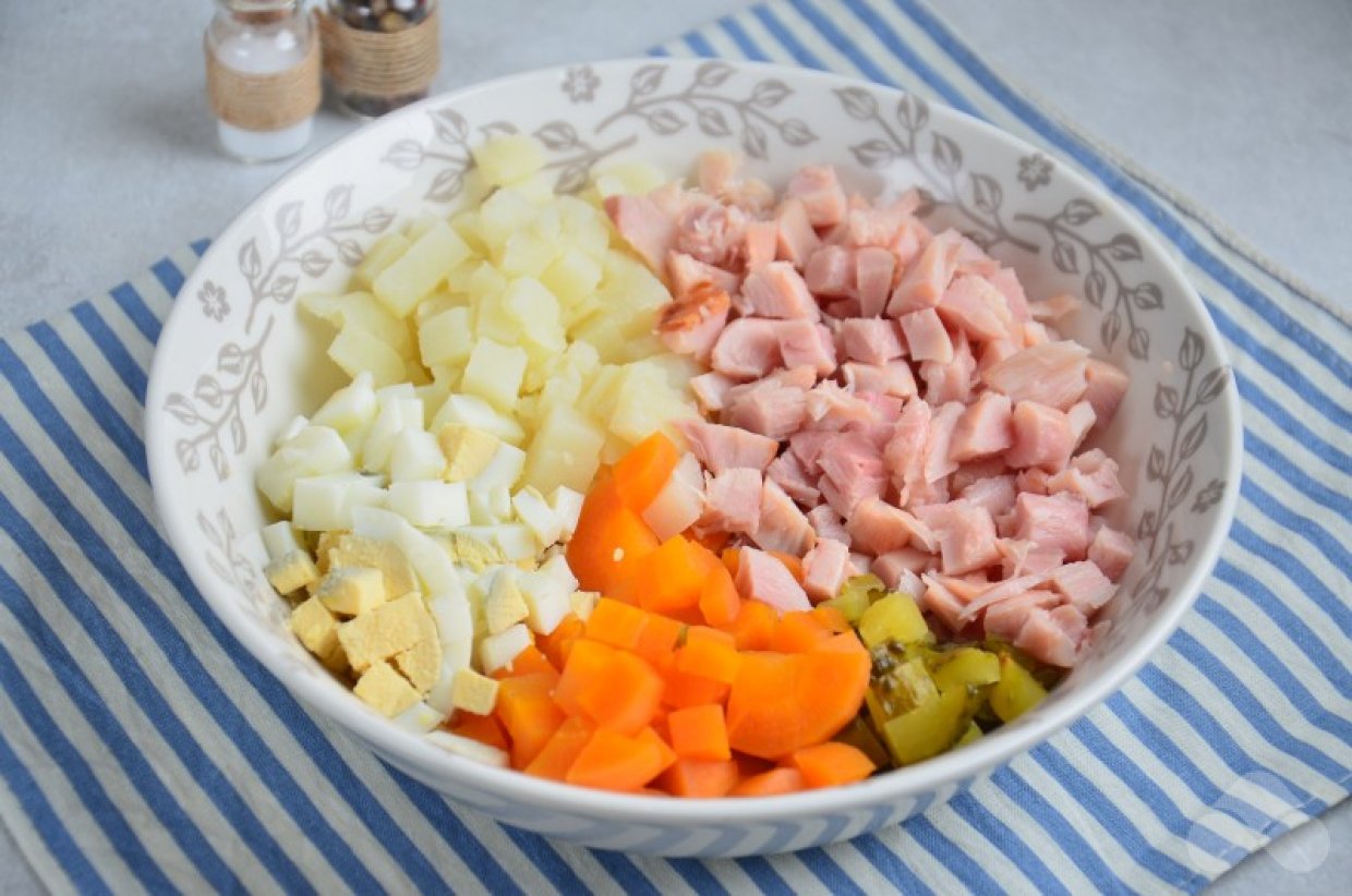 Оливье с копченой курицей и грецкими орехами – фото приготовления рецепта, шаг 1