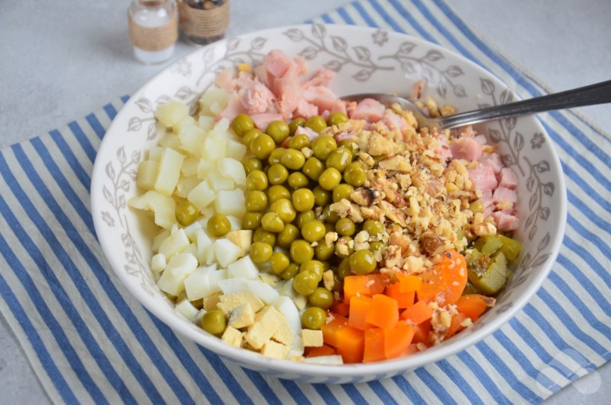Оливье с копченой курицей и грецкими орехами – фото приготовления рецепта, шаг 4