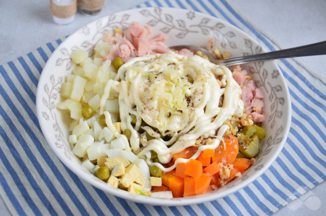 Оливье с копченой курицей и грецкими орехами – фото приготовления рецепта, шаг 5