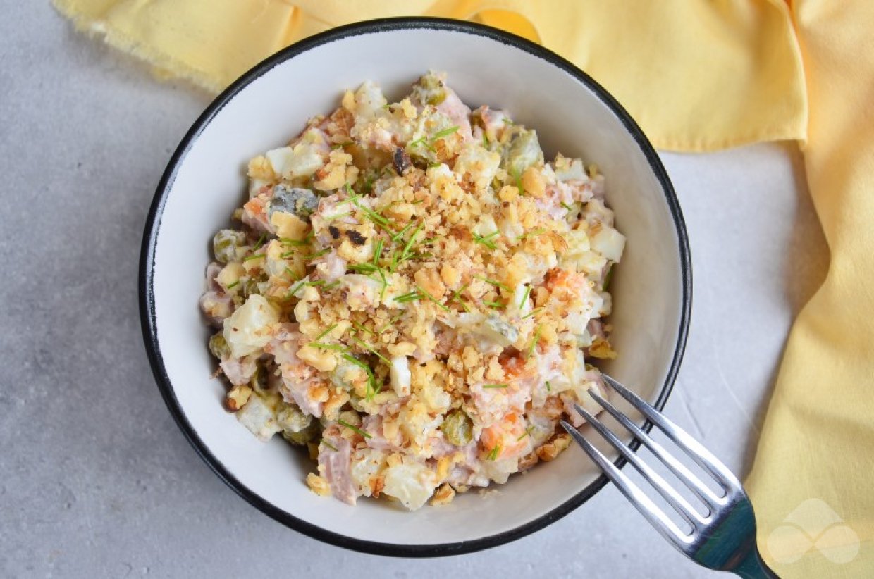 Оливье с копченой курицей и грецкими орехами – фото приготовления рецепта, шаг 6