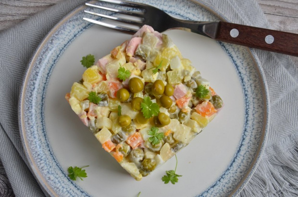 Оливье с вареной колбасой и яблоками Оливье с вареной колбасой и яблоками