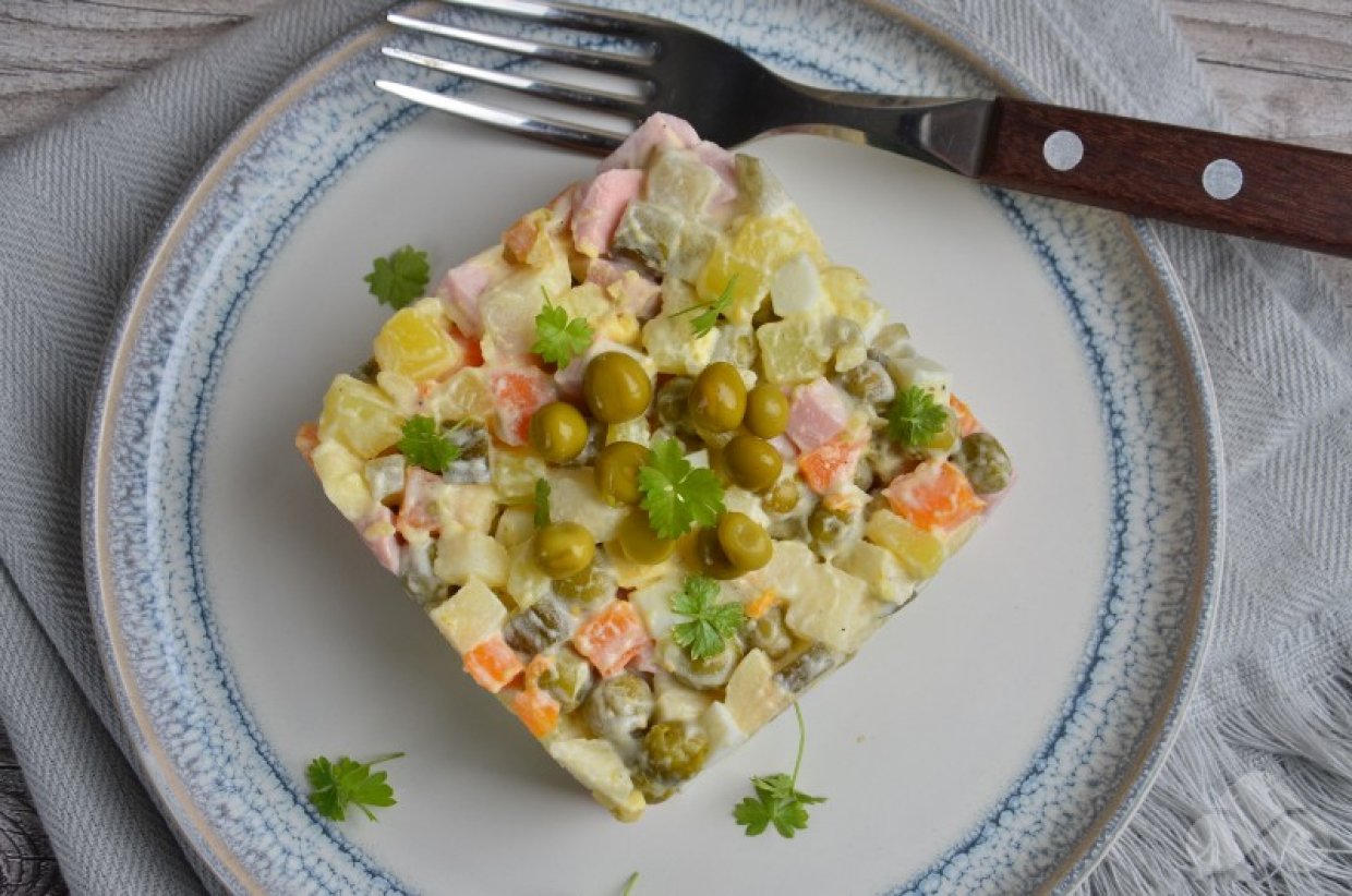 Оливье с вареной колбасой и яблоками