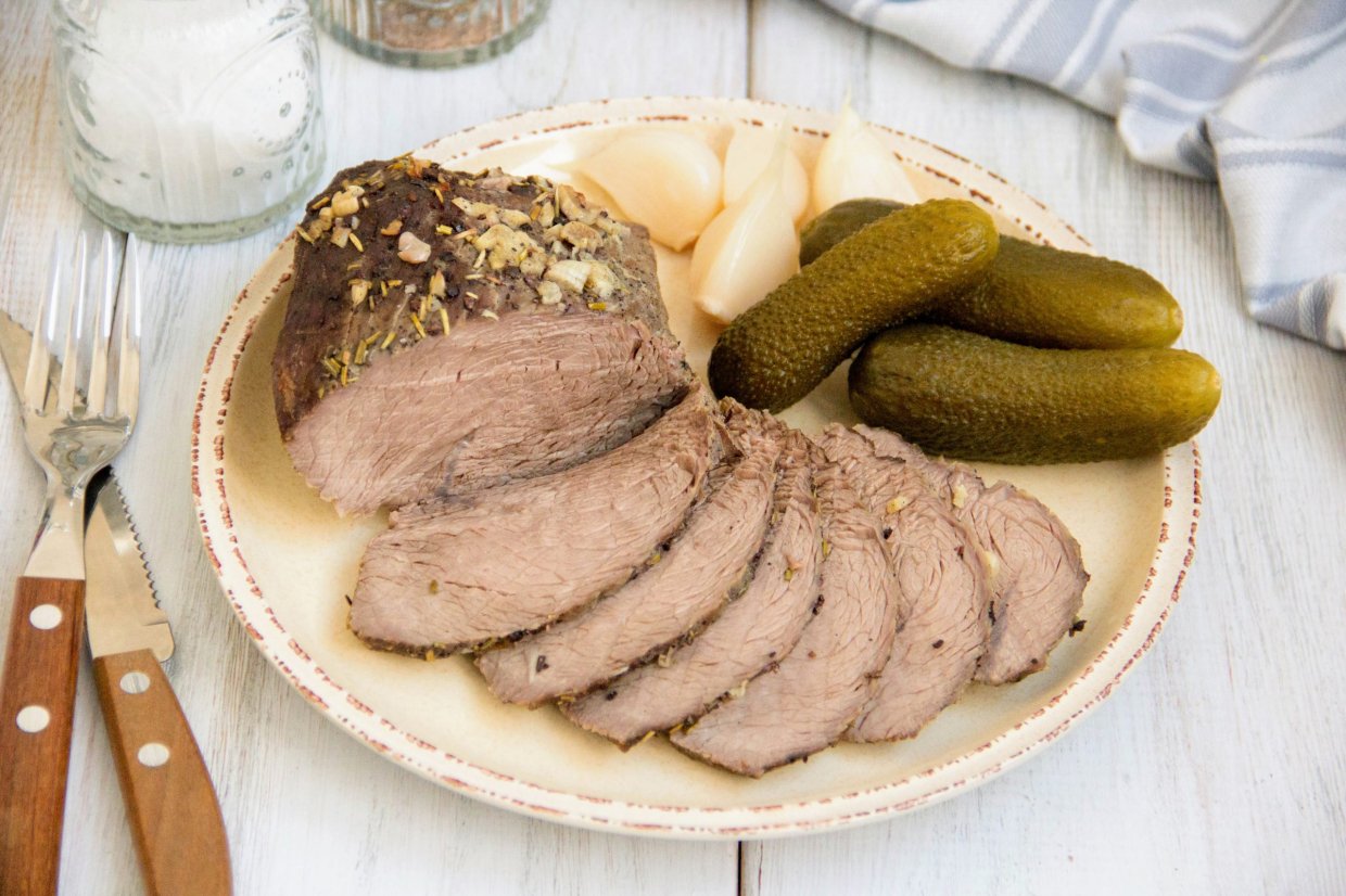Говядина целым куском, запеченная в духовке Говядина целым куском, запеченная в духовке
