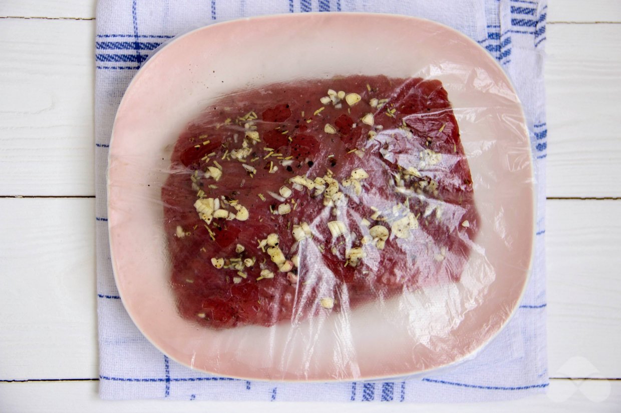 Говядина целым куском, запеченная в духовке – фото приготовления рецепта, шаг 3 Говядина целым куском, запеченная в духовке – фото приготовления рецепта, шаг 3