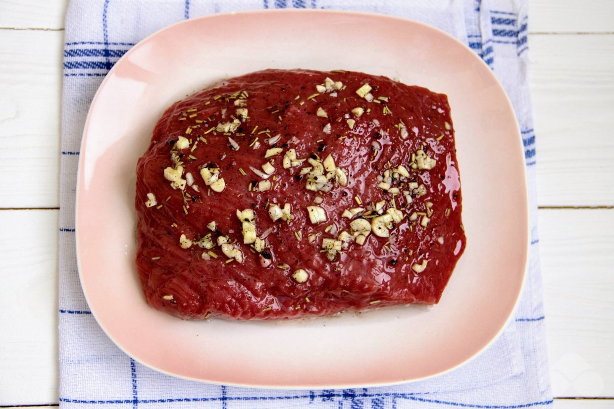 Говядина целым куском, запеченная в духовке – фото приготовления рецепта, шаг 4 Говядина целым куском, запеченная в духовке – фото приготовления рецепта, шаг 4
