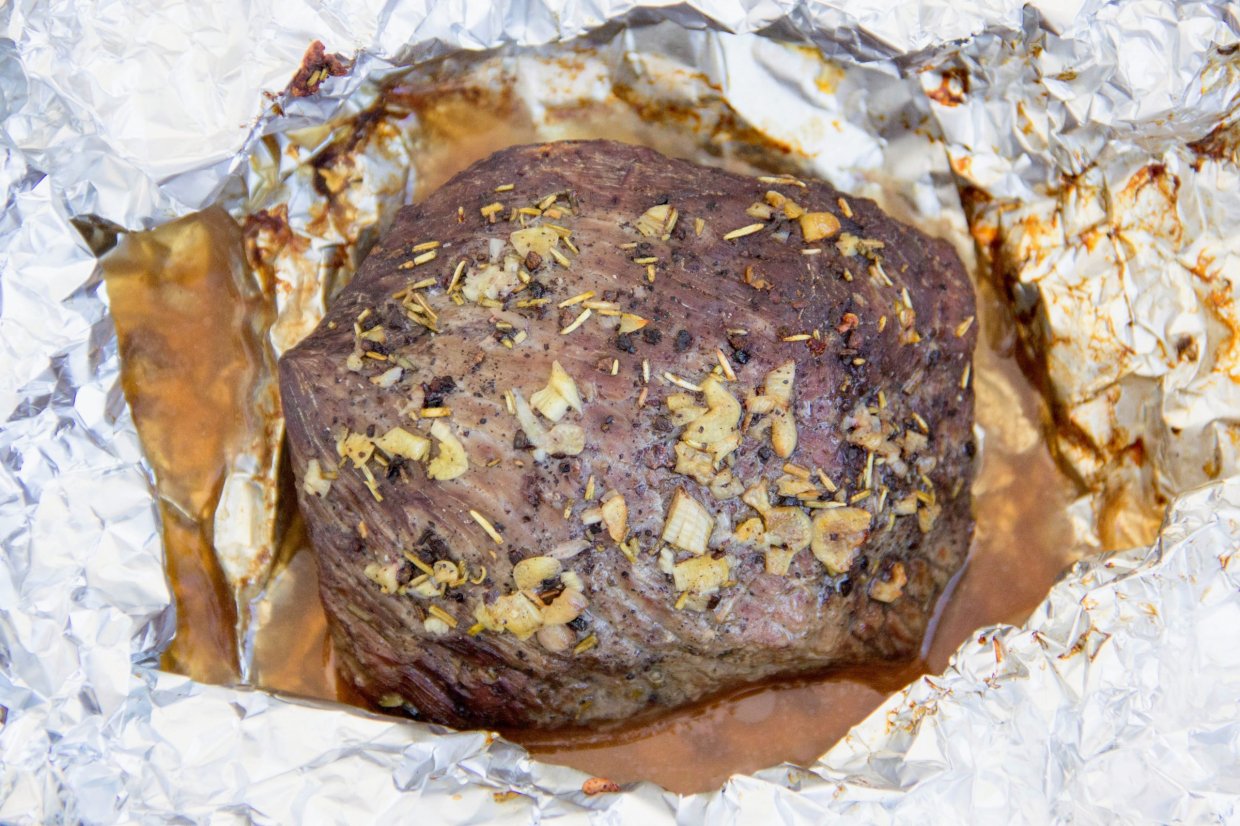 Говядина целым куском, запеченная в духовке – фото приготовления рецепта, шаг 7 Говядина целым куском, запеченная в духовке – фото приготовления рецепта, шаг 7