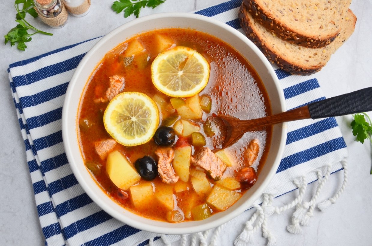 Солянка с говядиной и охотничьими колбасками