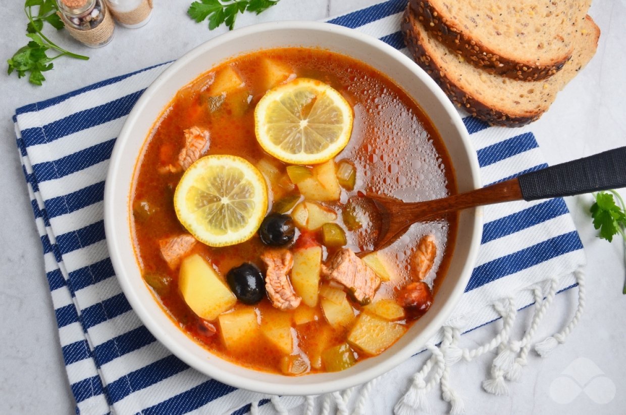 Солянка с говядиной и охотничьими колбасками