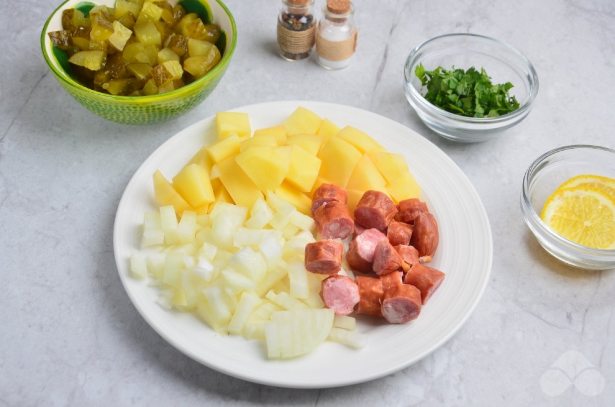 Солянка с говядиной и охотничьими колбасками – фото приготовления рецепта, шаг 2