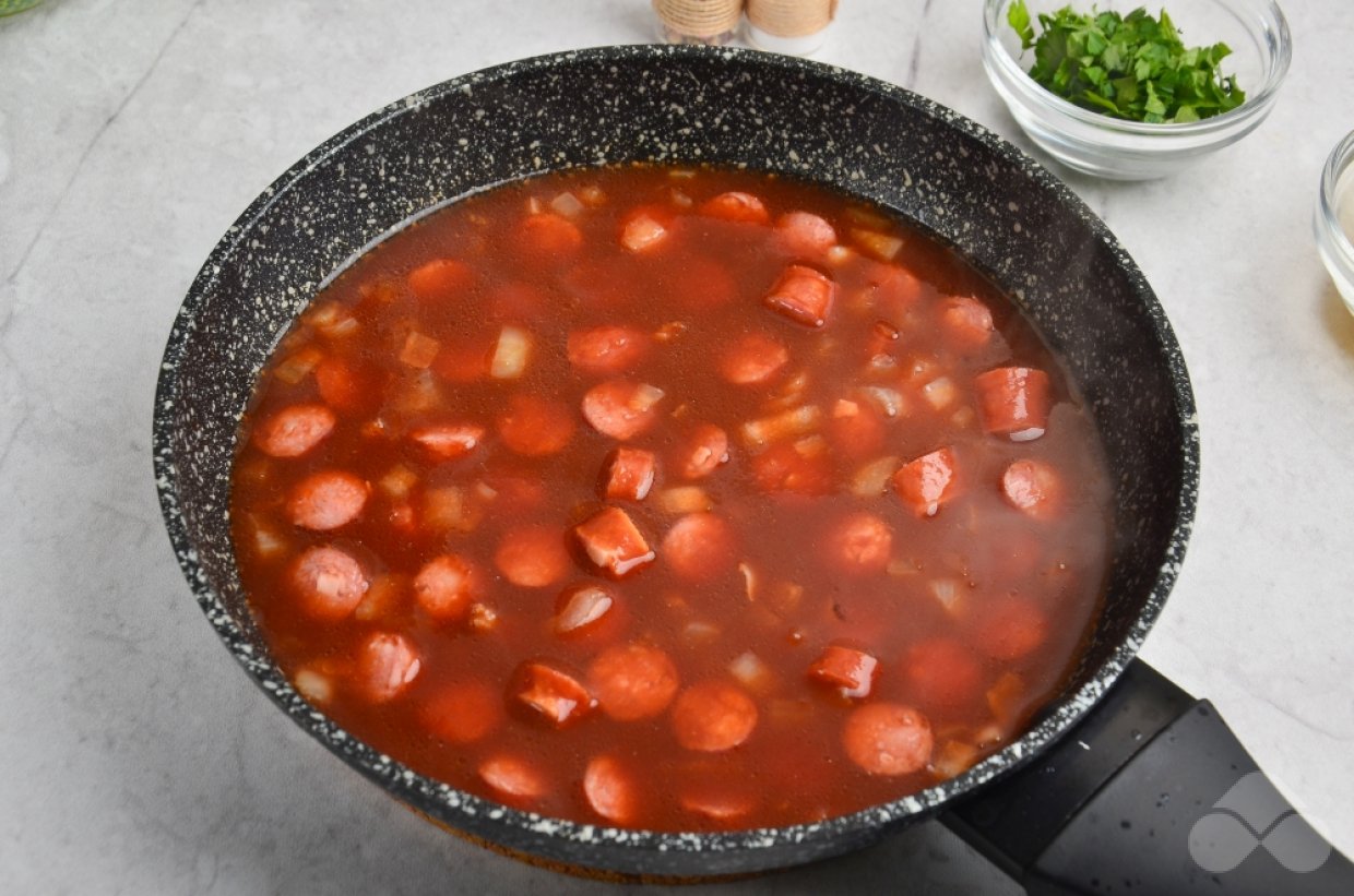 Солянка с говядиной и охотничьими колбасками – фото приготовления рецепта, шаг 5