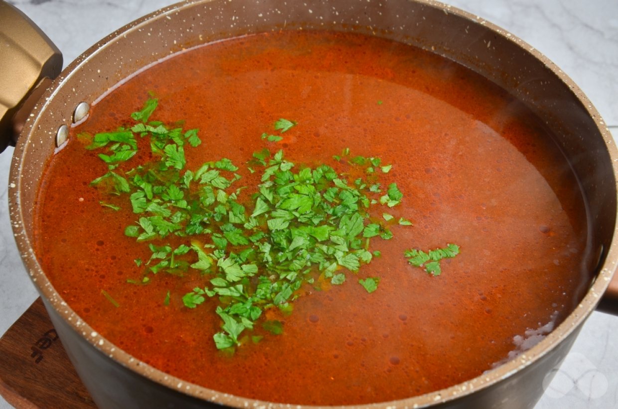 Солянка с говядиной и охотничьими колбасками – фото приготовления рецепта, шаг 6
