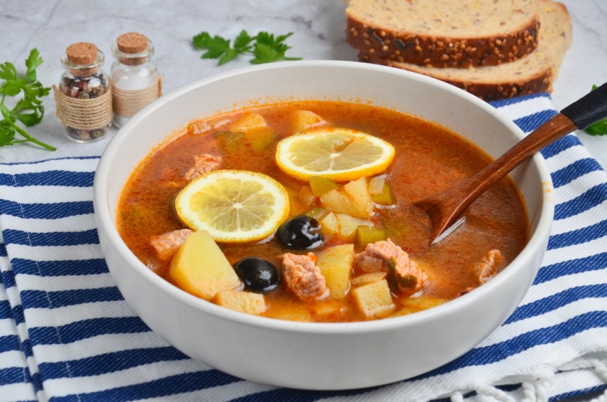 Солянка с говядиной и охотничьими колбасками – фото приготовления рецепта, шаг 7