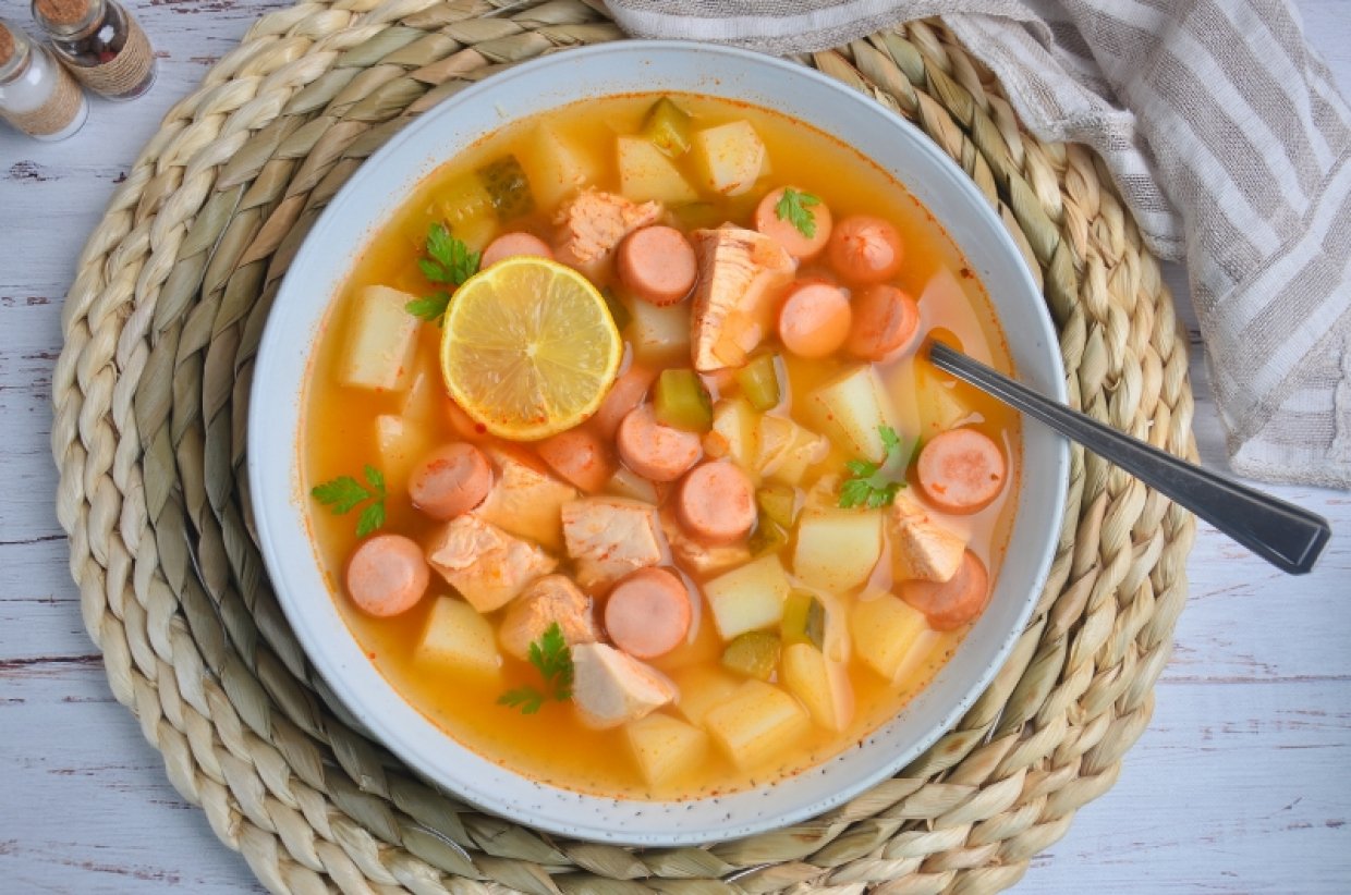 Домашняя солянка с курицей и сосисками Домашняя солянка с курицей и сосисками