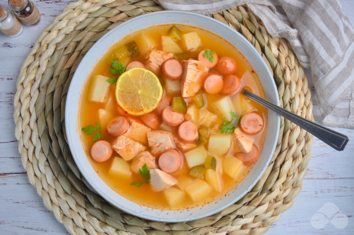 Домашняя солянка с курицей и сосисками