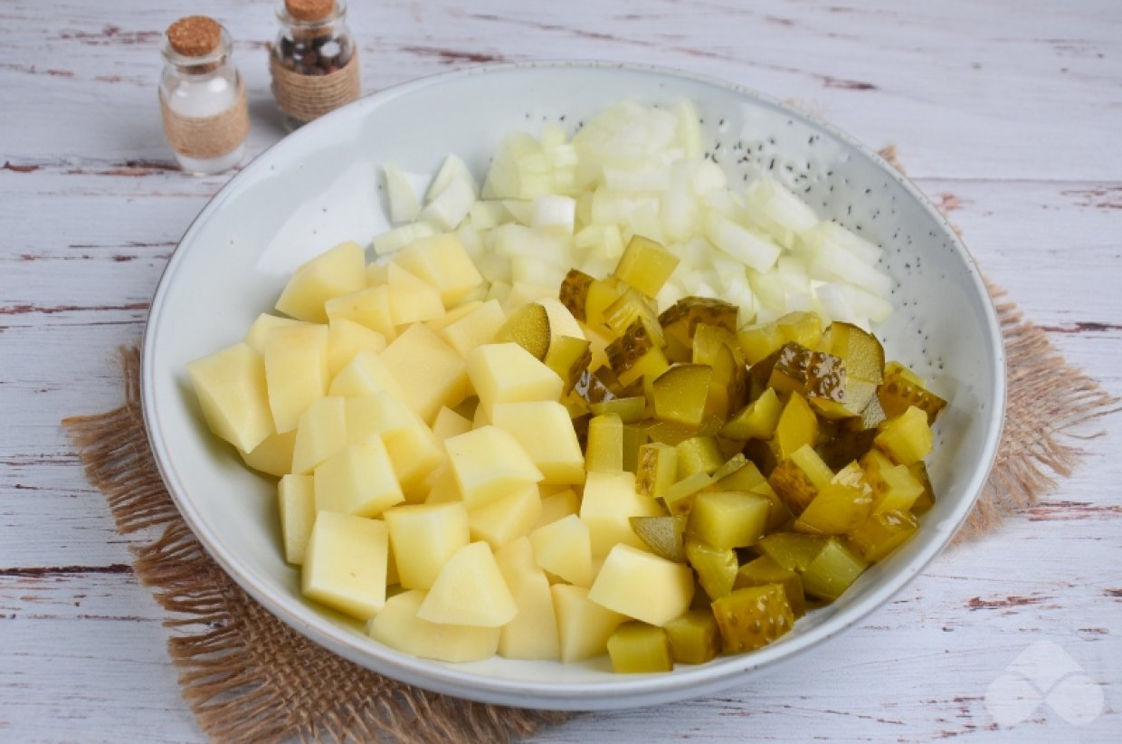 Домашняя солянка с курицей и сосисками – фото приготовления рецепта, шаг 3