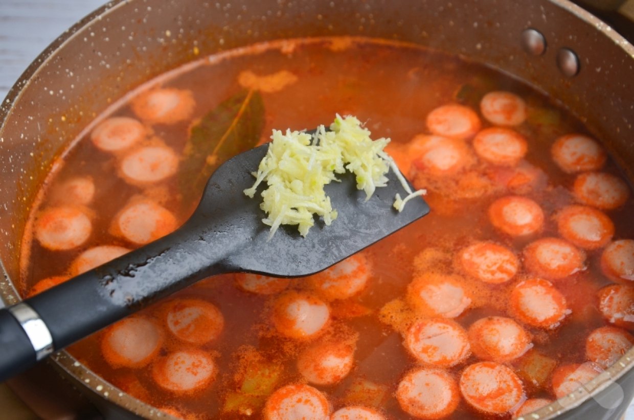 Домашняя солянка с курицей и сосисками – фото приготовления рецепта, шаг 8