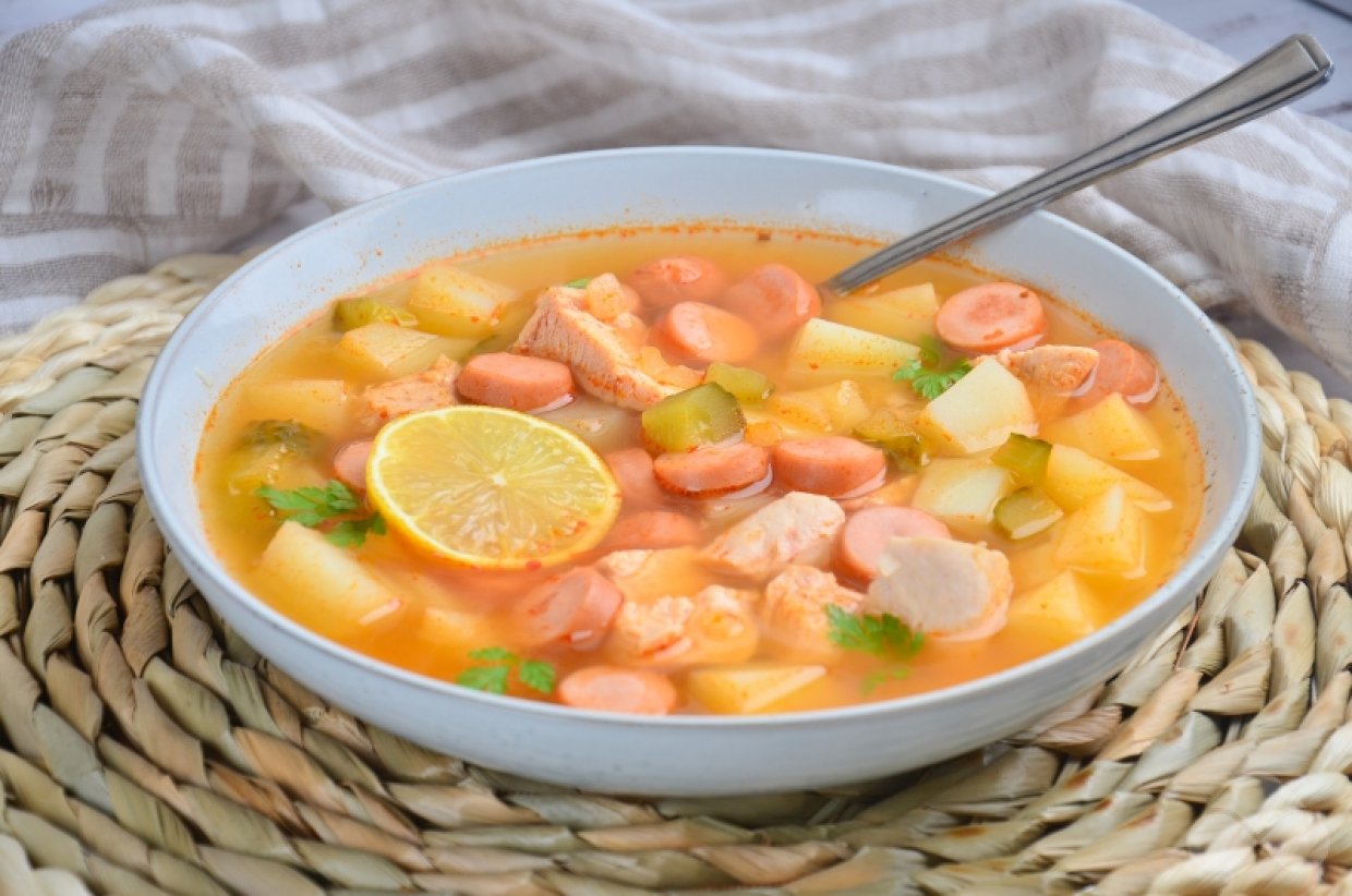 Домашняя солянка с курицей и сосисками – фото приготовления рецепта, шаг 9