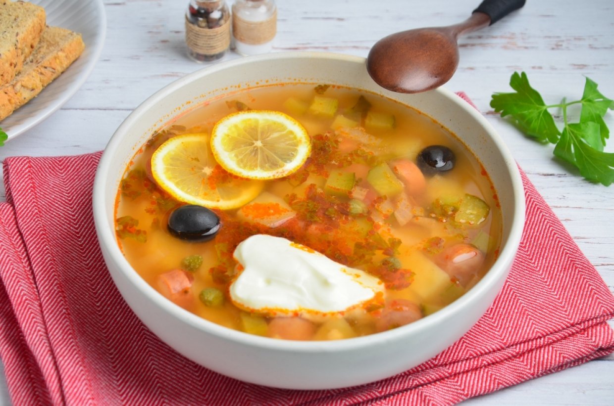 Солянка с сосисками и каперсами Солянка с сосисками и каперсами