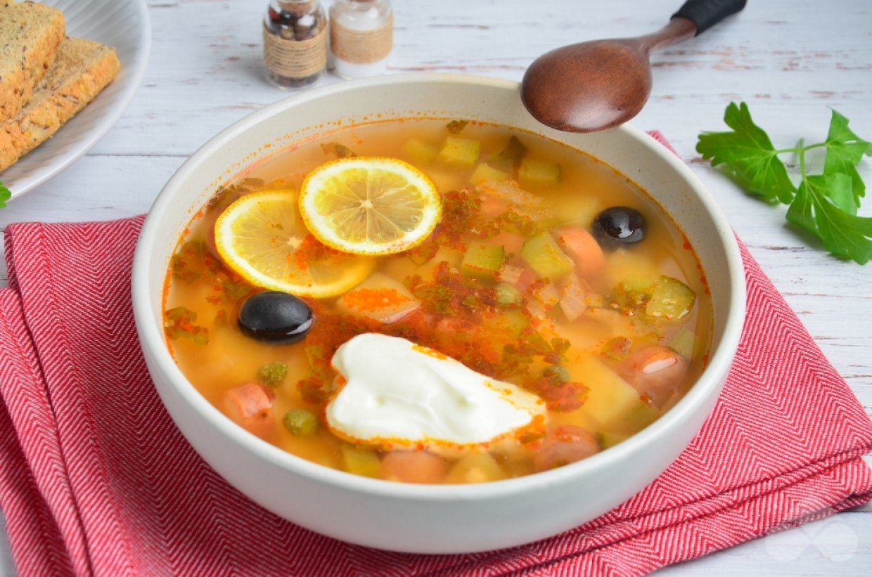 Солянка с сосисками и каперсами
