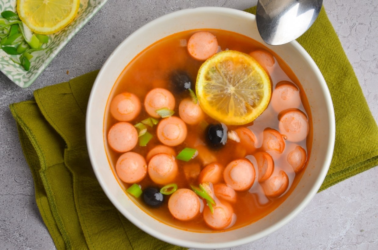 Солянка с мясом, сосисками и шампиньонами Солянка с мясом, сосисками и шампиньонами