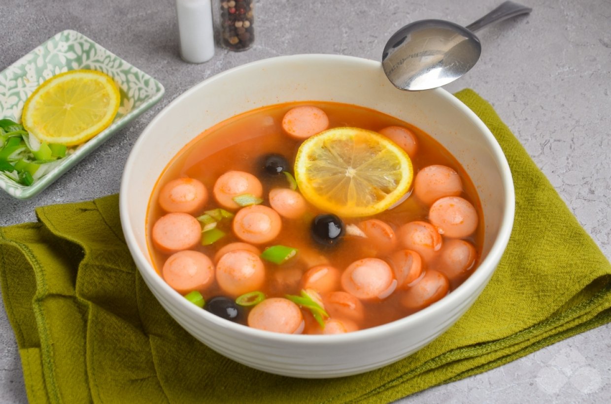 Солянка с мясом, сосисками и шампиньонами – фото приготовления рецепта, шаг 6