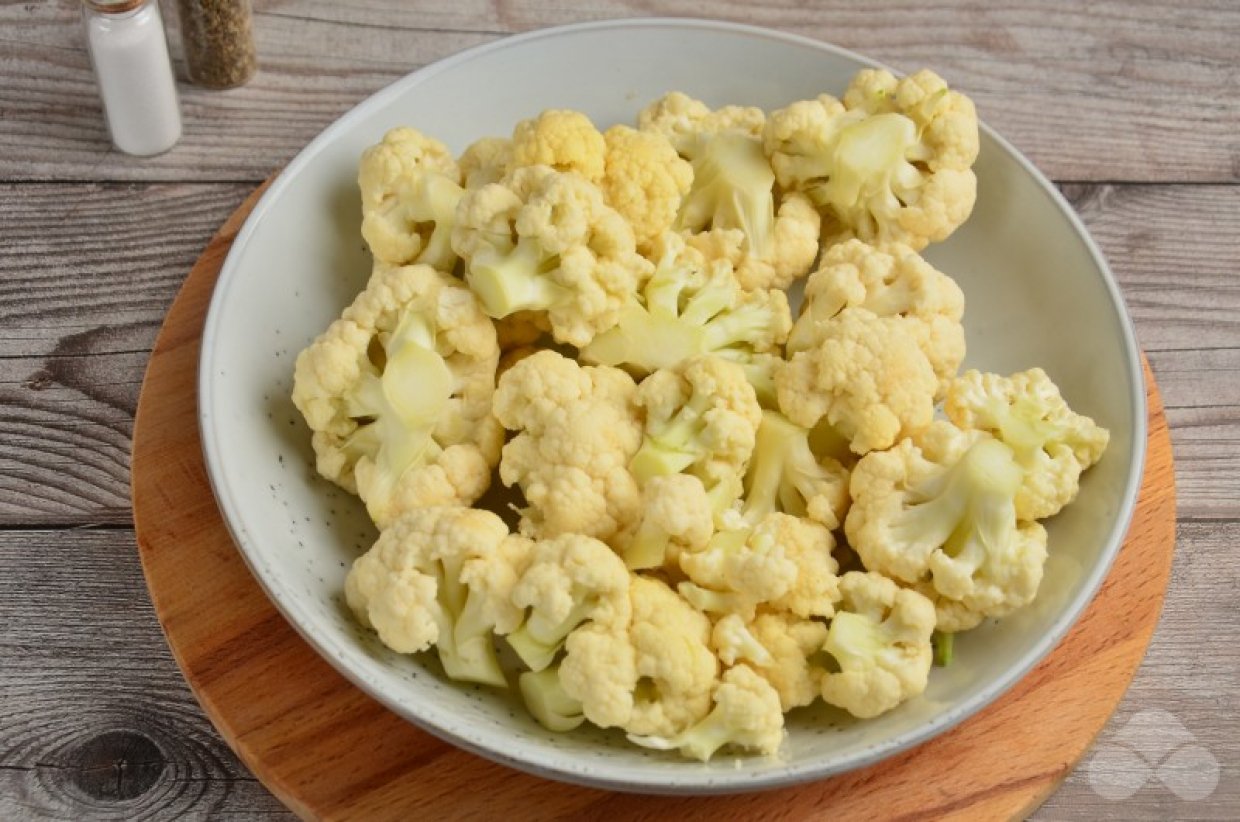 Омлет с цветной капустой, помидорами и греческим сыром – фото приготовления рецепта, шаг 1
