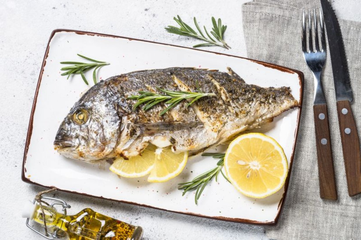 Дорадо, запеченная с лимоном и розмарином Дорадо, запеченная с лимоном и розмарином
