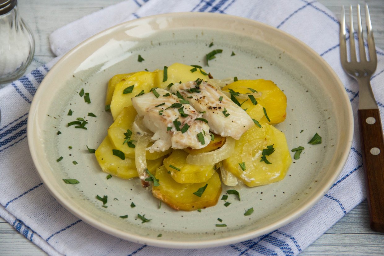 Треска с картофелем и луком в духовке Треска с картофелем и луком в духовке