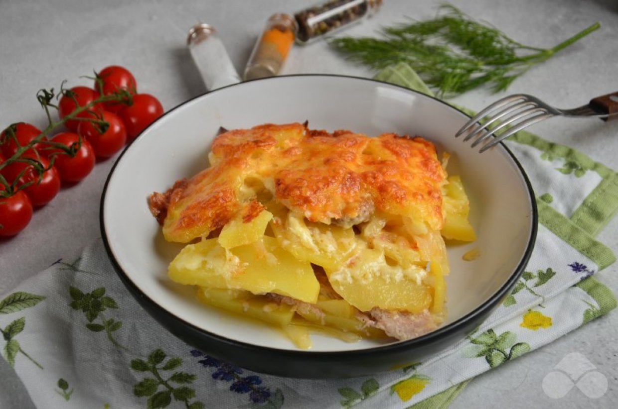 Картошка со свининой под сыром в духовке