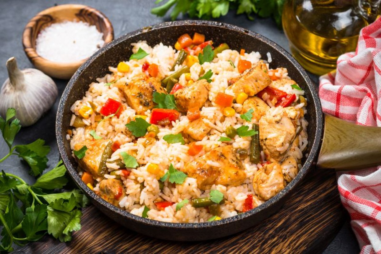 Плов с курицей и овощами в духовке