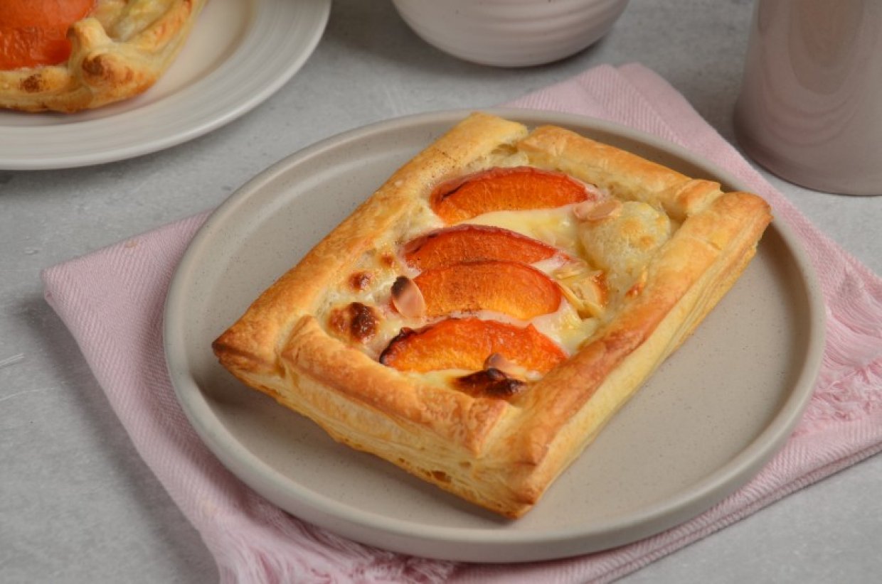 Слойки с абрикосами и маскарпоне Слойки с абрикосами и маскарпоне