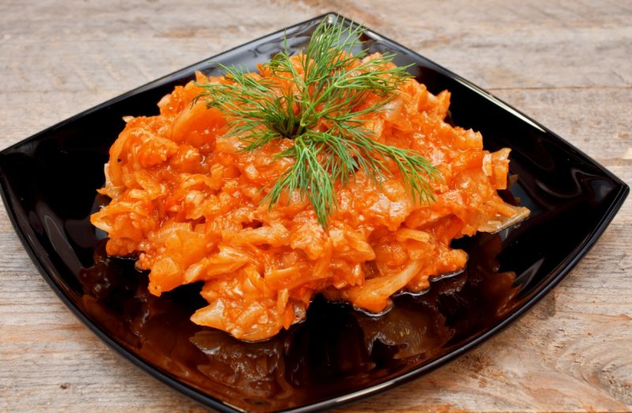Капуста, тушенная с томатной пастой Капуста, тушенная с томатной пастой