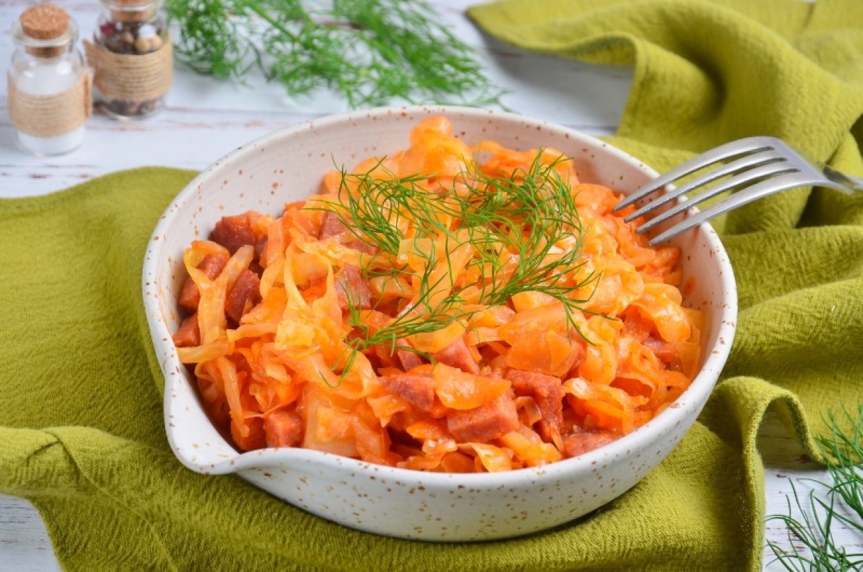 Тушеная капуста с копченой колбасой и томатным соком