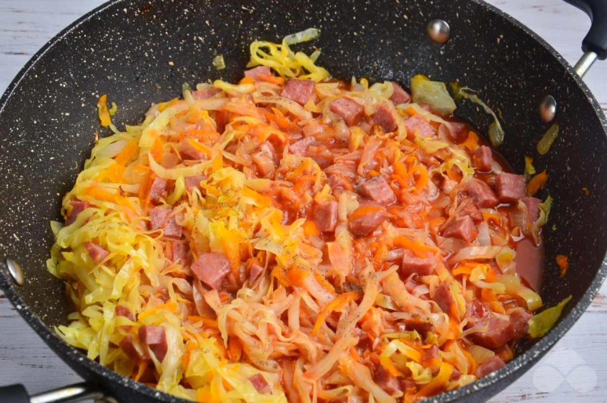 Тушеная капуста с копченой колбасой и томатным соком – фото приготовления рецепта, шаг 6
