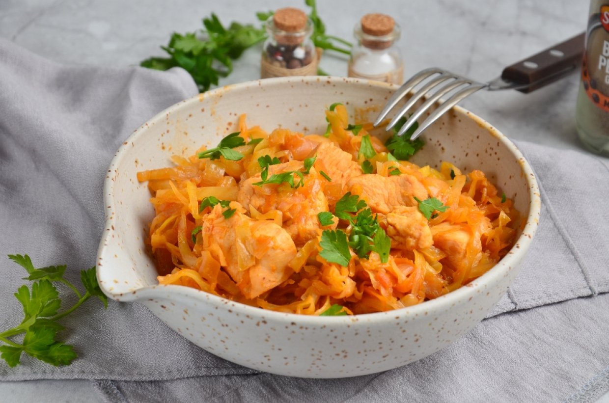 Капуста, тушенная с курицей Капуста, тушенная с курицей
