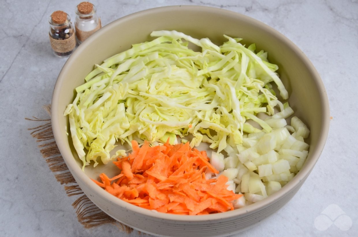 Капуста, тушенная с курицей – фото приготовления рецепта, шаг 2