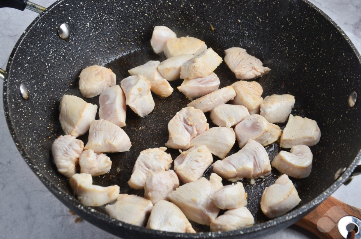 Капуста, тушенная с курицей – фото приготовления рецепта, шаг 3