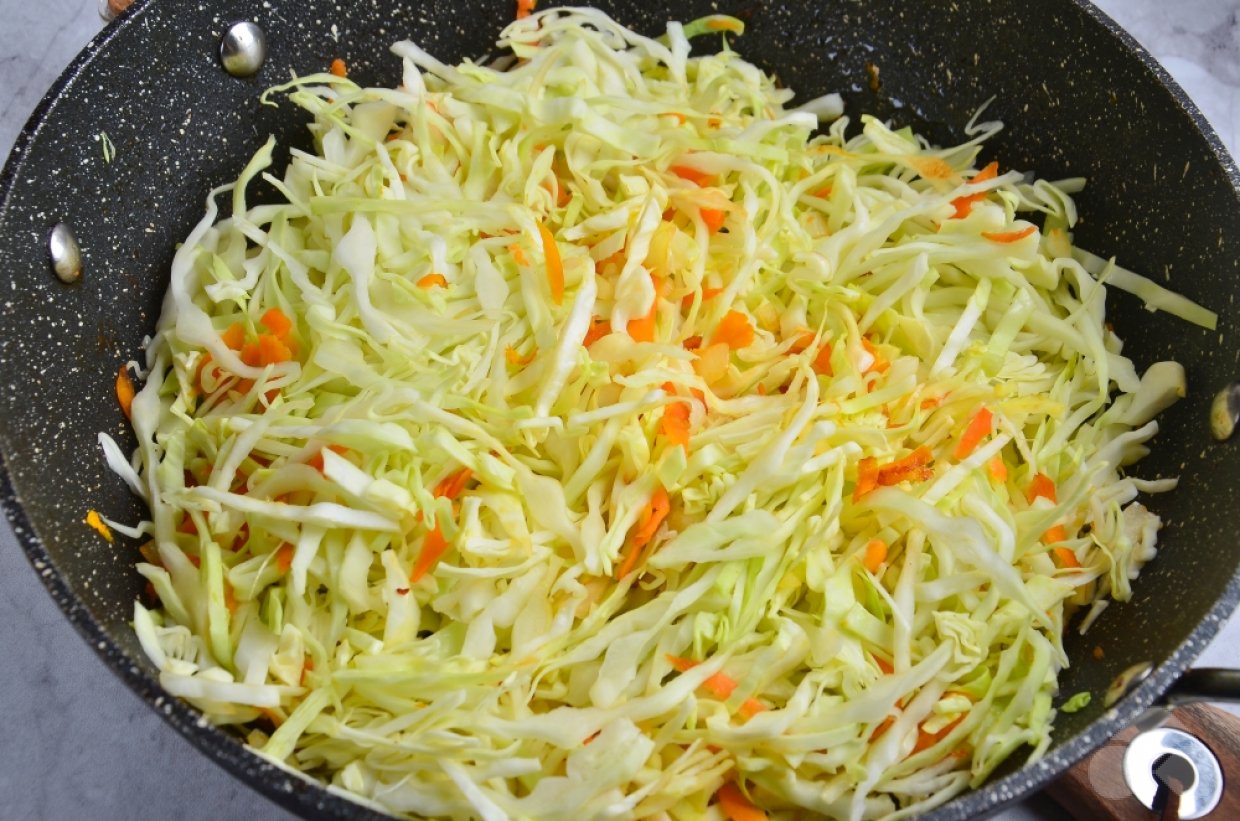 Капуста, тушенная с курицей – фото приготовления рецепта, шаг 5
