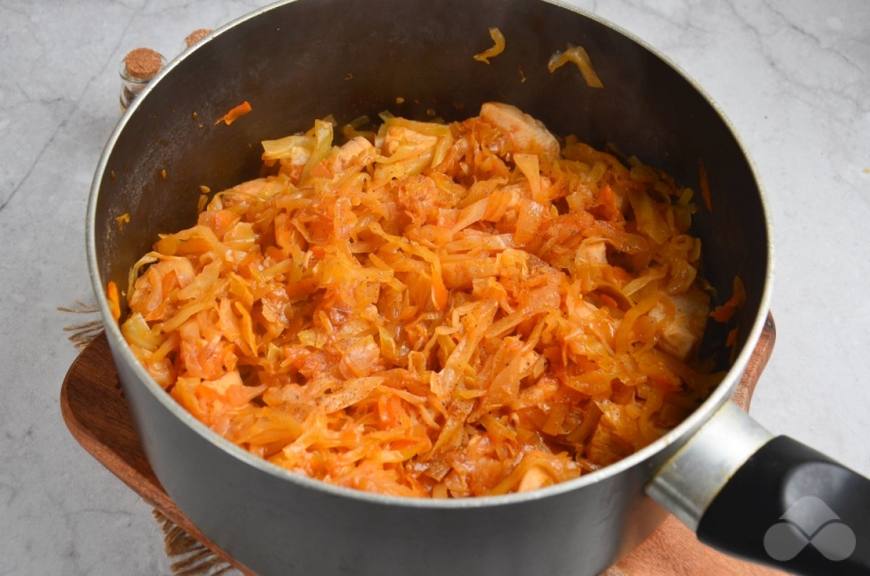 Капуста, тушенная с курицей – фото приготовления рецепта, шаг 6