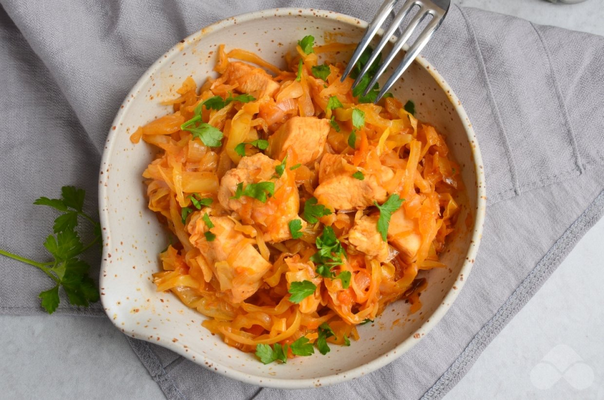 Капуста, тушенная с курицей – фото приготовления рецепта, шаг 7